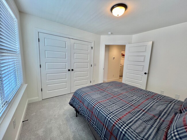 Building Photo - 3 Bed, 2.5 Bath Townhome w/ 1 Car Garage