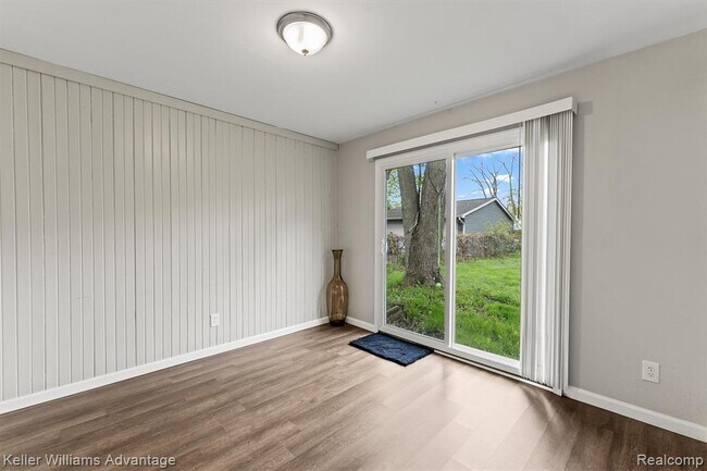 Building Photo - 2479 Ivanhoe Dr
