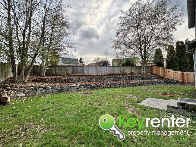 Building Photo - Spacious Northeast Tacoma 3 Bedroom 2.5 Bathroom Home for Rent in Secluded Neighborhood!