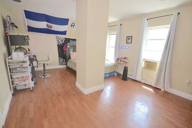 Third Floor Bedroom 3 - 7 Central St