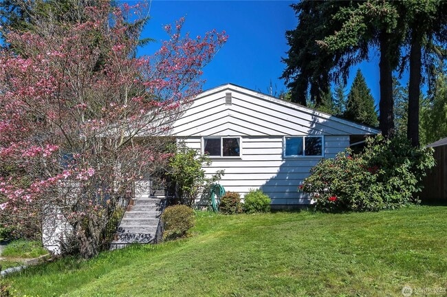 Primary Photo - 3 Bedroom 1.75 bathroom home in Mukilteo w...
