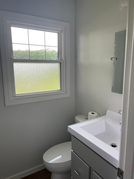 Bath w/shower - 192 N 500 W