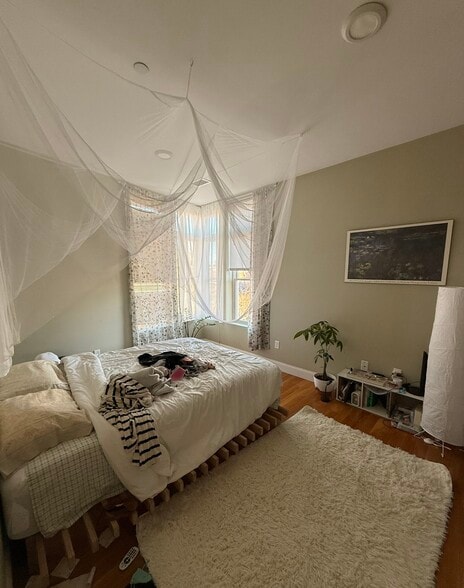 Building Photo - 128 Roxbury St