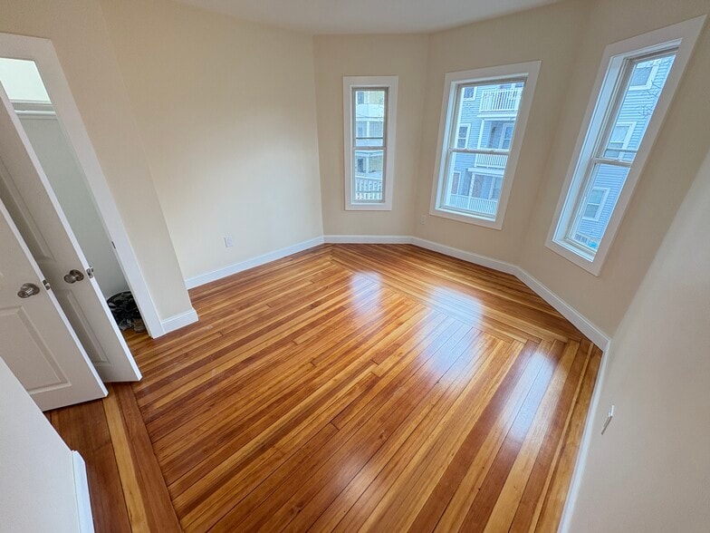 Building Photo - 7 Lowell Cir