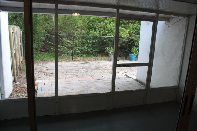 Building Photo - lovely one story duplex
