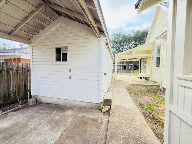 Building Photo - 409 Botts St