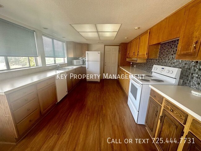 Building Photo - 4 Bed * Tri-Level House on 1+ Acre