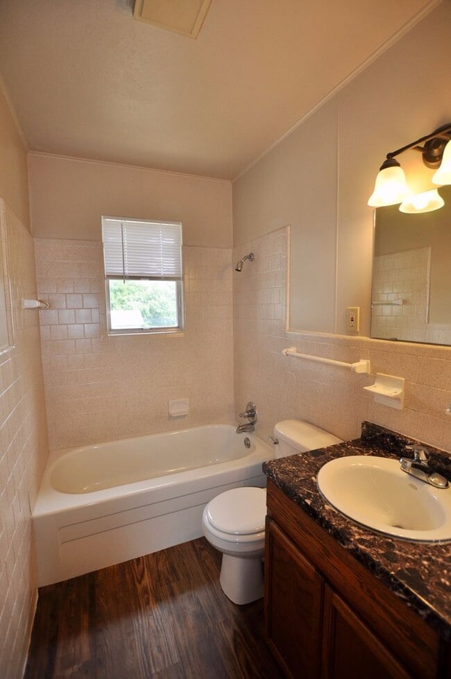 Building Photo - FOR LEASE! 2 Bedroom, 1.5 Bathroom - Brick...