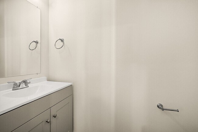 Building Photo - Vancouver Townhouses - Get 1 Month Free!