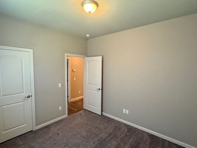 Building Photo - 18805 Trailview Way