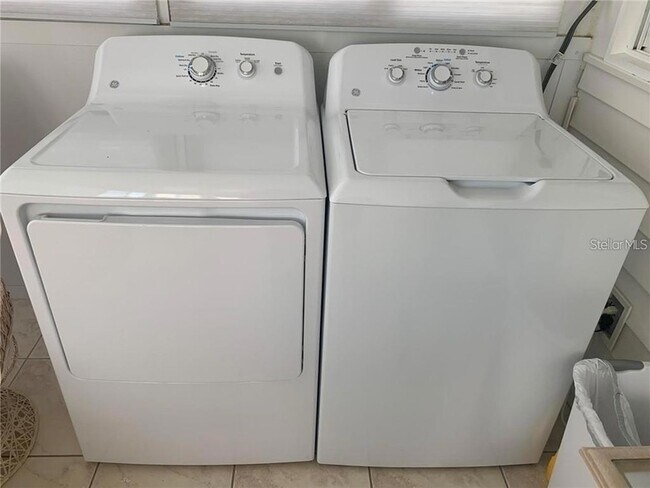 Building Photo - 205 Andover Pl N