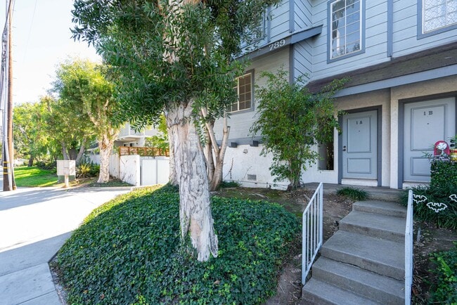 Building Photo - Costa Mesa Townhome with Loft | 2BR, 2.5BA...