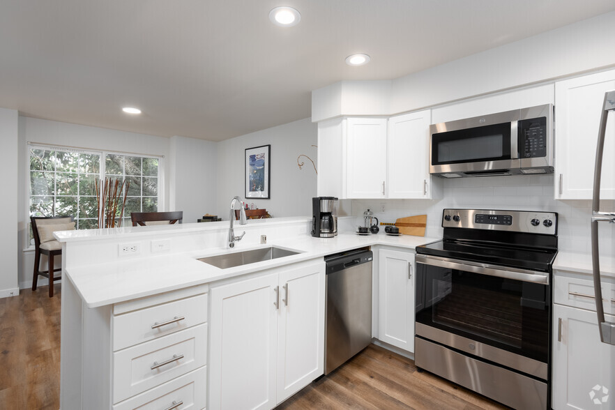 Beautifully updated kitchens with quartz countertops - Water's Edge Townhomes