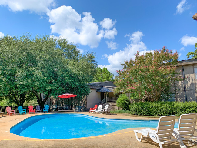 Swimming Pool - Tanglewood Apartments