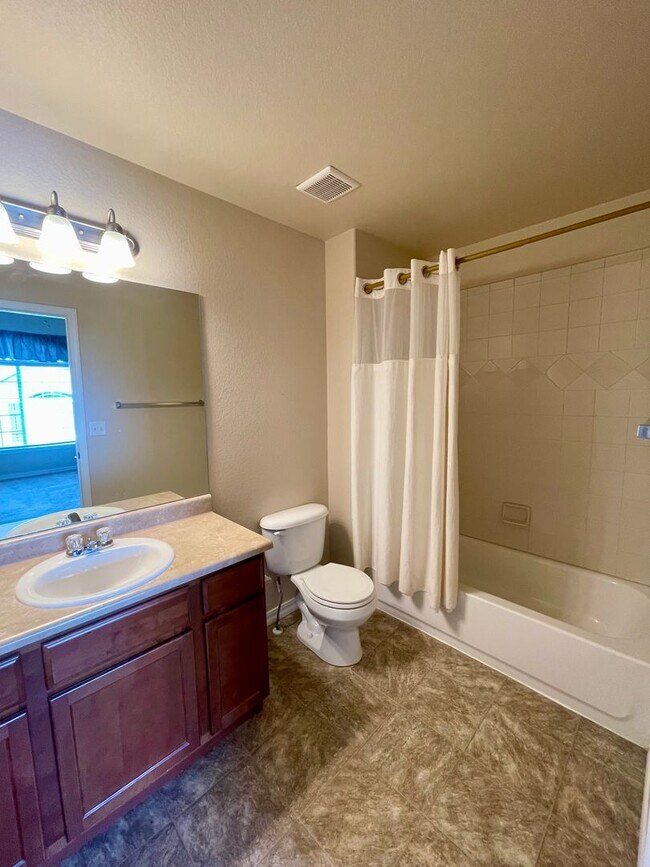 Building Photo - Modern Townhome