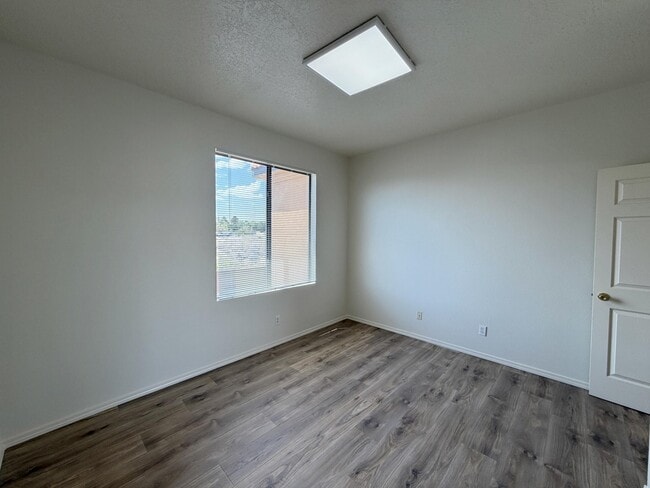 Building Photo - 1105 Meadowlark Way SE