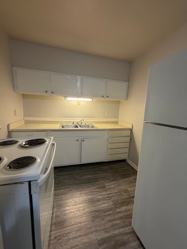 Building Photo - Spacious 1–3 Bedroom Apartments in South Louisville | Cedar Chase