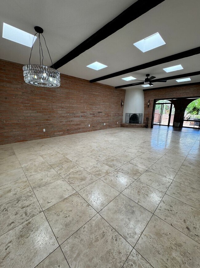 Building Photo - Sophisticated Catalina Foothills Sanctuary: Premium 3-Bedroom Townhome with 2-Car Garage
