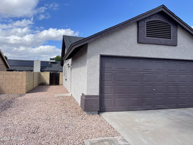 Building Photo - 710 W Cheyenne Dr
