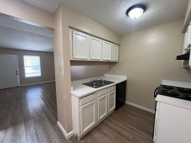 Building Photo - 5525 Lochmoor