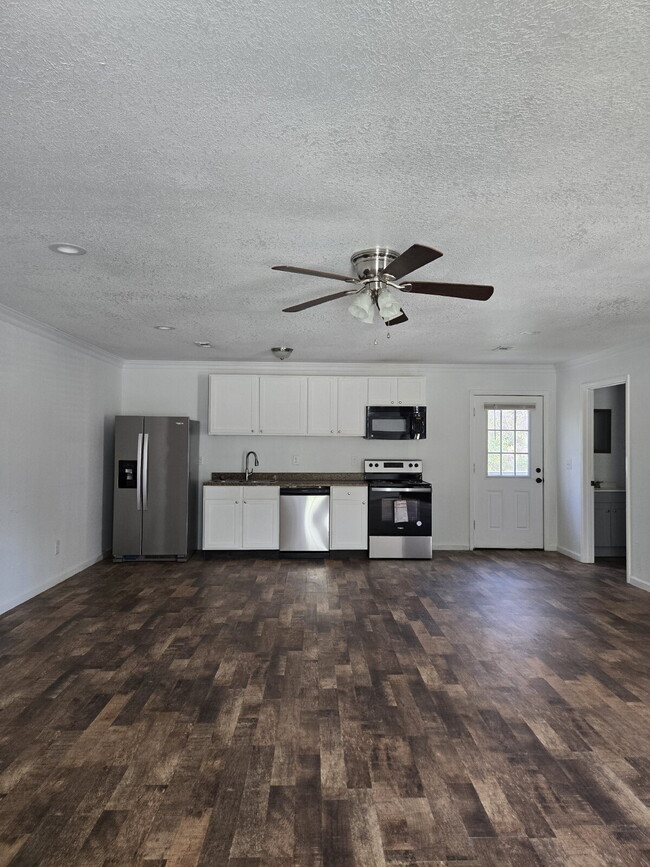 Building Photo - Oversized ONE Bedroom *HALF OFF YOUR FIRST...