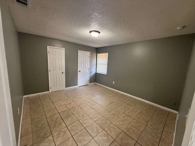 Building Photo - 2570-2572 Chestnut Woods Dr