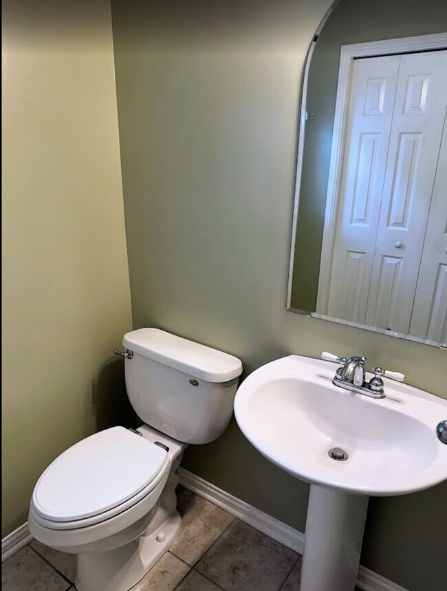 Building Photo - Beautiful spacious 4 bed 4 bath Family Home