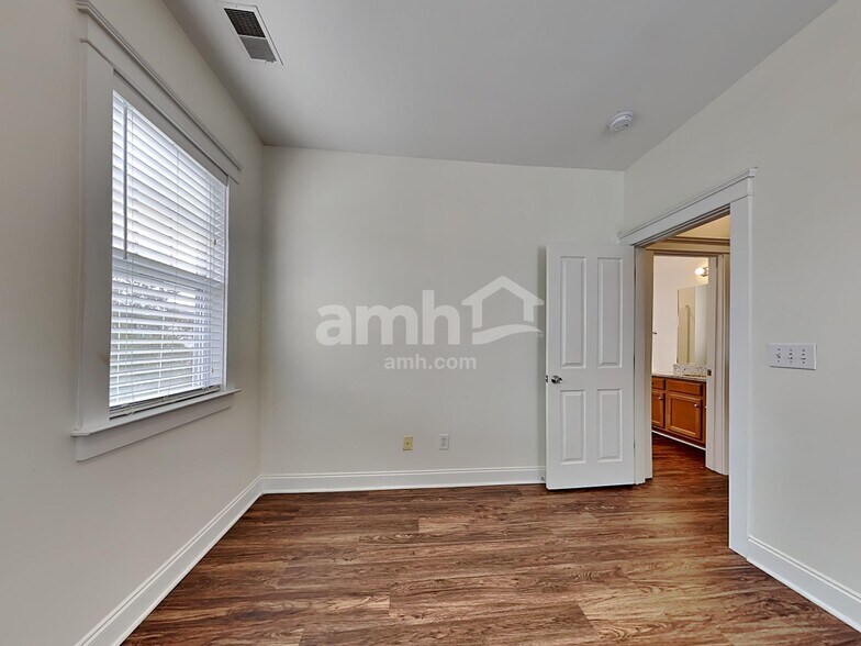 Building Photo - 206 Hydrangea St