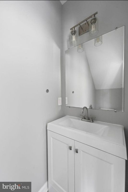 Building Photo - 624 20th St NE