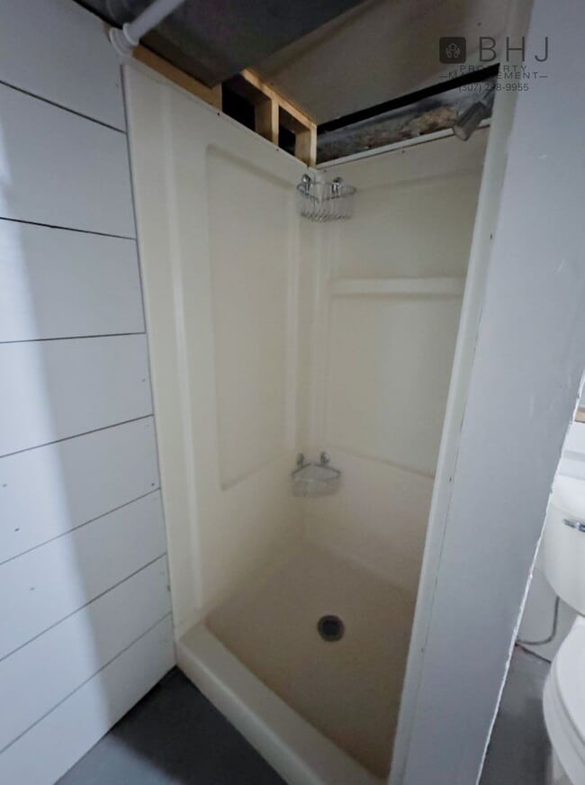 Building Photo - DOG FRIENDLY, 3 BED/ 1.5 BATH SINGLE FAMIL...