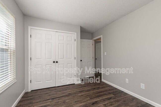 Building Photo - 1147 E Elm St