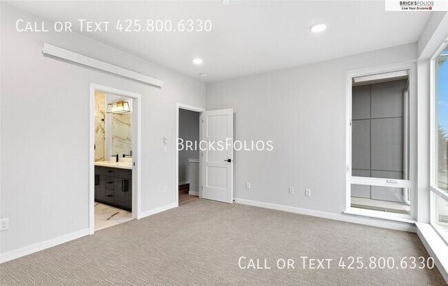 Building Photo - Move-In Ready Townhome with Ground Floor Suite & Views of Olympic Mountains