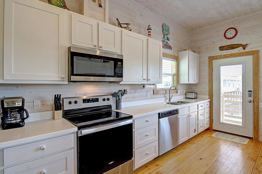 Building Photo - 1924 Eleventh Street-SI ID1023221P