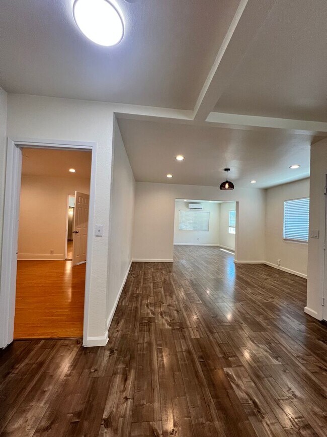 Building Photo - 711 Maltman Ave