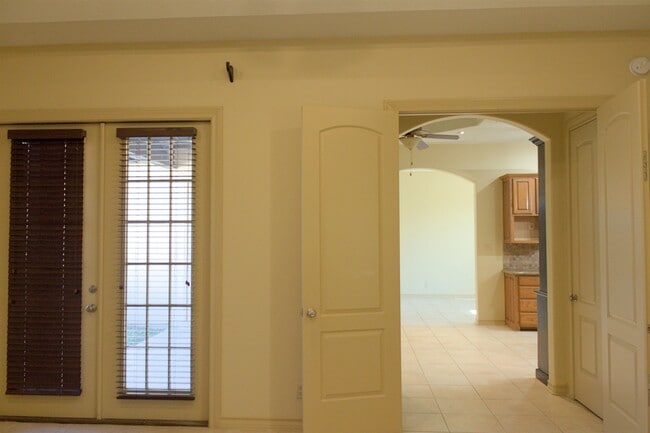 Building Photo - 10614 Kirby Dr