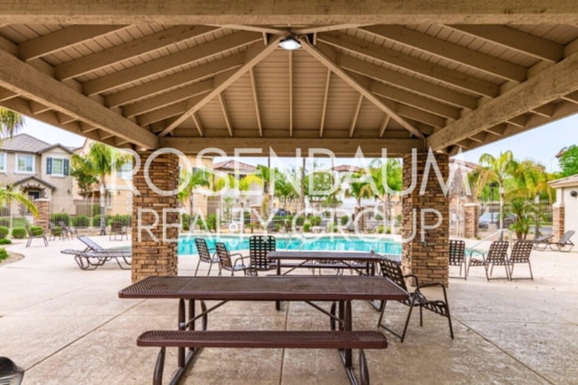 Building Photo - Stylish 3-story townhome in The Gardens Co...