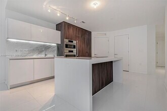 Building Photo - 851 NE 1st Ave