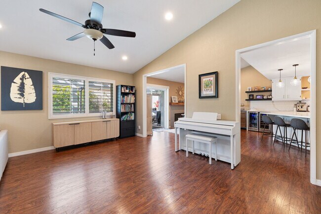 Building Photo - 43911 La Carmela Dr
