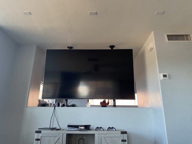 Building Photo - 330 S Farmer Ave