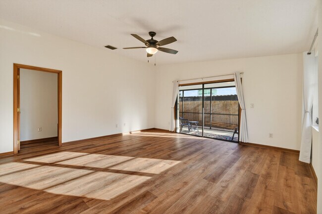 Building Photo - 6016 Pompano St