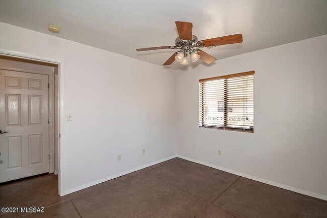 Building Photo - 3 bedroom 2 bath home with washer and dryer.
