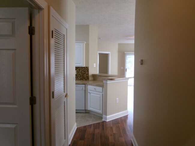 Building Photo - 3 bedroom, 2 bath condo located in Fountai...