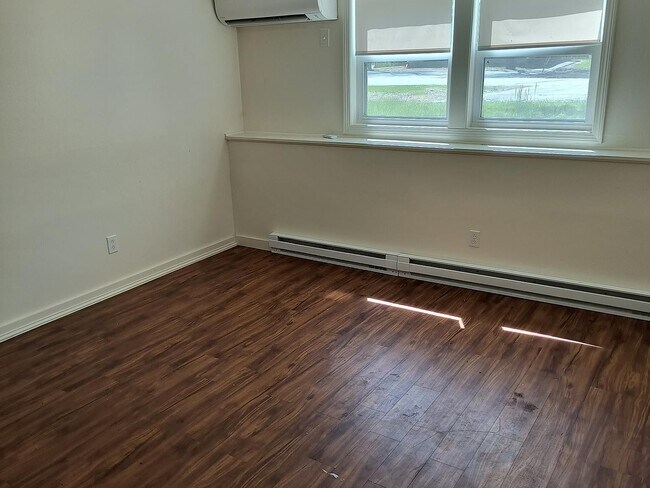 Building Photo - 8 Renarl Ave