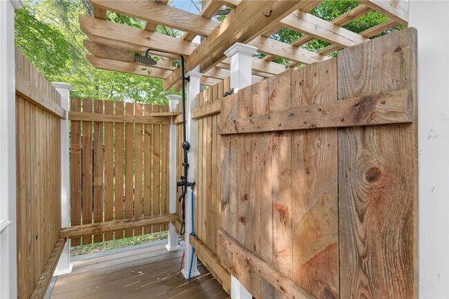 Building Photo - 204 Roat St