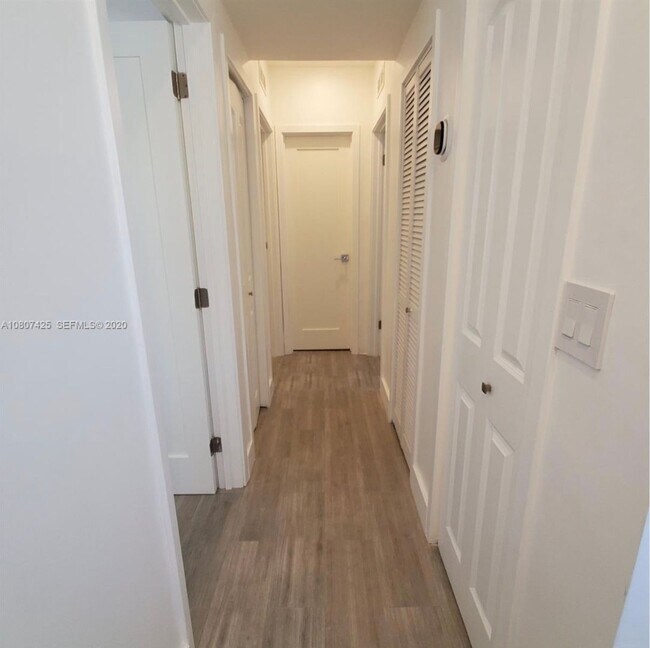 Building Photo - Beautiful waterfront townhouse in the heart of Miami