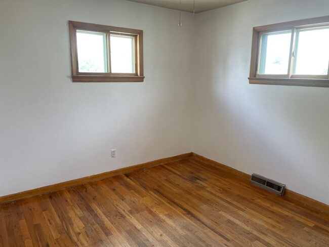Building Photo - Large Single Family Residence for Rent!