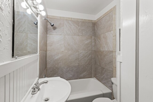 Building Photo - Beautifully Renovated 4 Bedroom 2 Bath Hom...