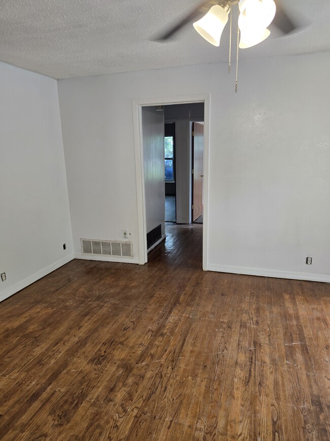 Building Photo - 1620 Oakwood St