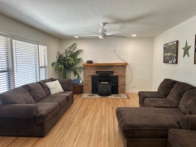 Building Photo - 2 bed, 1 bath, Bonus Room with Built-in Bar