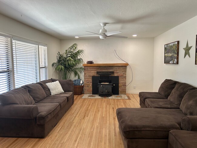 Building Photo - 3 bed, 1 bath,